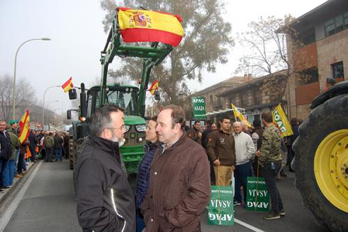 El secretario general de APAG, Antonio Torres, conversando con agricultores, durante la manifectación.