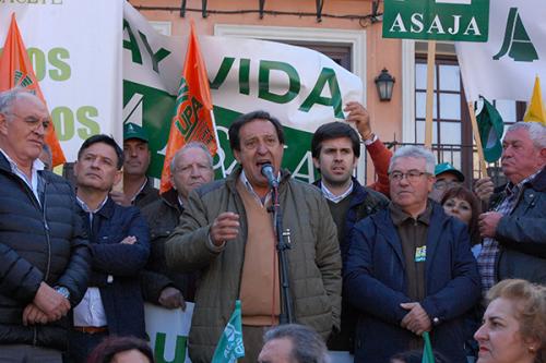 El presidente nacional de Asaja, Pedro Barato cerró las intervenciones advirtiendo que "el campo está preparado en toda España, para ir a Madrid y el único que lo puede evitar es el presidente del Gobierno, si nos da lo que pedimos"