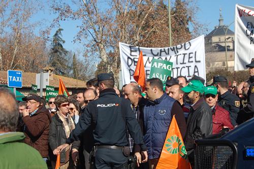 La policía abrió el cordón y finalmente dejó subir a todos los tractores a Zocodover.